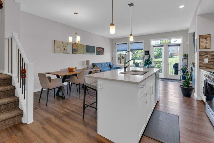 Property Photo: 22 Heritage Vista AB T4C 2N6