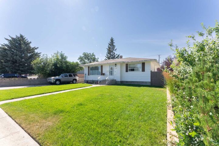 Property Photo: 1114 11 Avenue N AB T1H 1M7