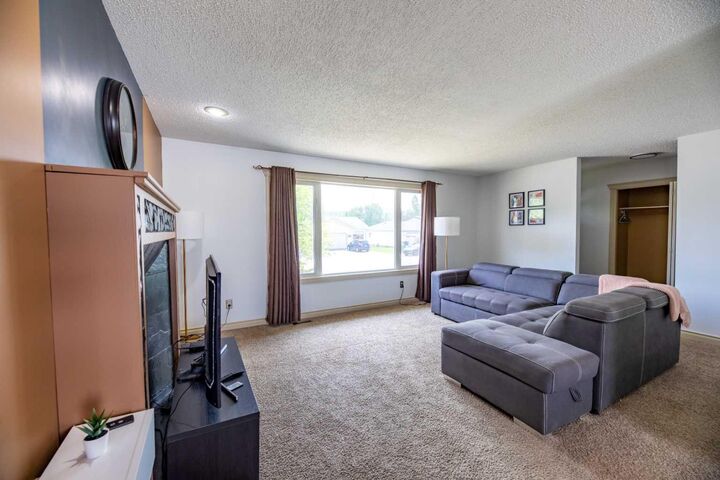 Property Photo: 433 Collinge Road AB T7V 1L1