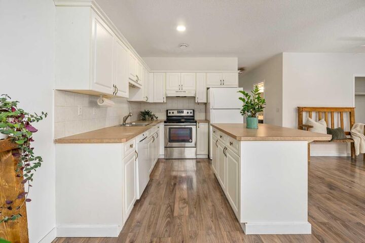 Property Photo:  116 First Street 2  AB T4C 1Z3 