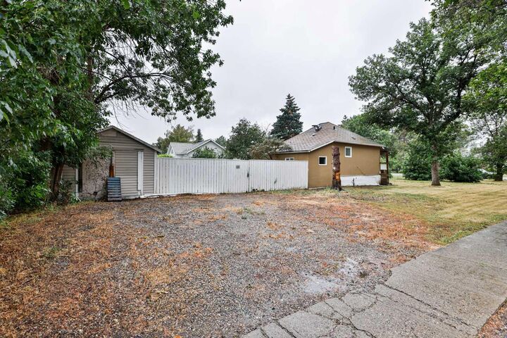 Property Photo:  105 Broadway S  AB T0K 2S0 