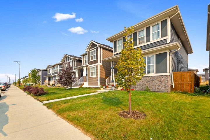 Property Photo: 917 West Lakeview Drive AB T1X 2N3