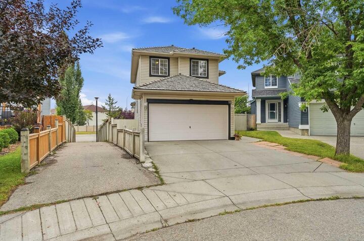 52 Douglas Glen Crescent SE — photo 1