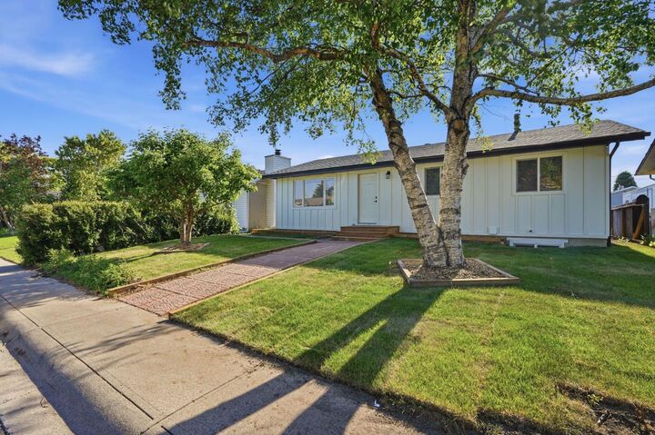 Property Photo:  19 Mardale Crescent NE  AB T2A 3V4 