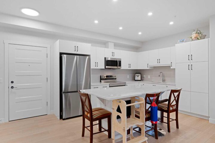 Property Photo:  81 Arbour Lake View NW 1112  AB T3G 0H4 