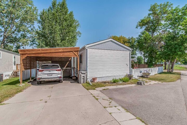 Property Photo: 4000 13 Avenue SE 49 AB T1B 1J3