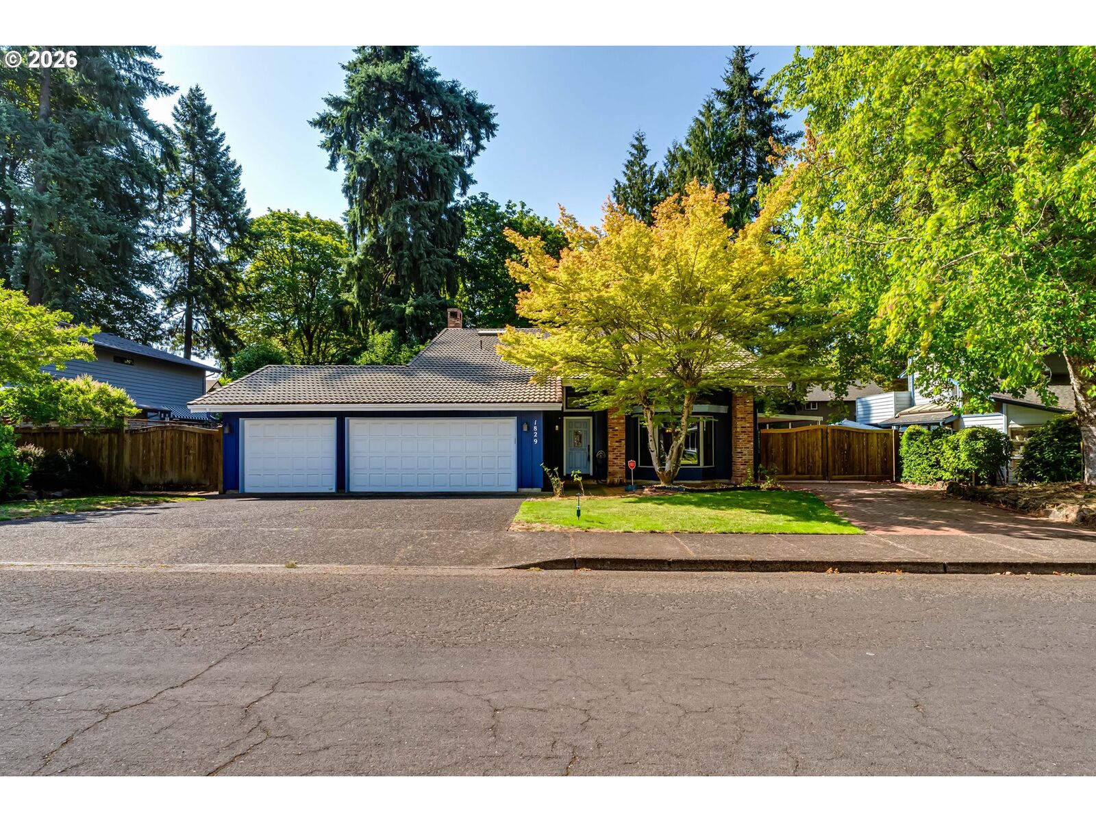 Property Photo:  1829 Russet Dr  OR 97401 