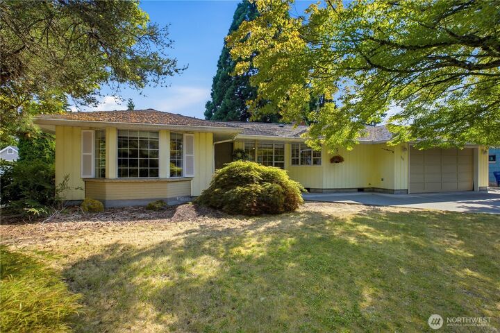 Property Photo:  1708  5th Street NE  WA 98002 