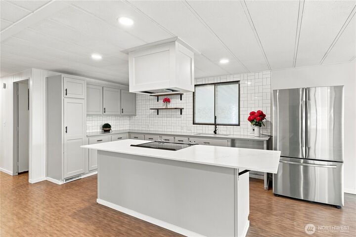 Property Photo: 18425 NE 95th Street 179 WA 98052