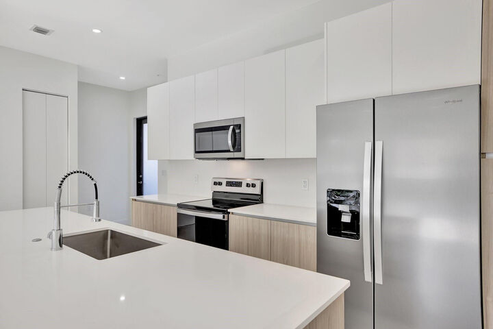 Property Photo:  4208 NE 7th Terrace  FL 33334 