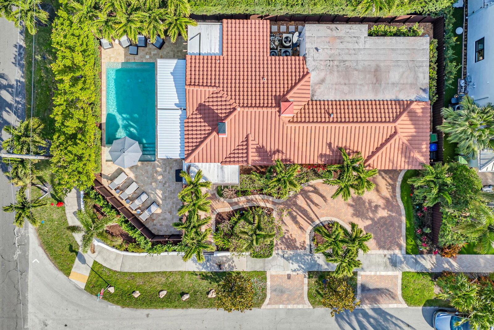 Property Photo: 748 NE 17th Way FL 33304
