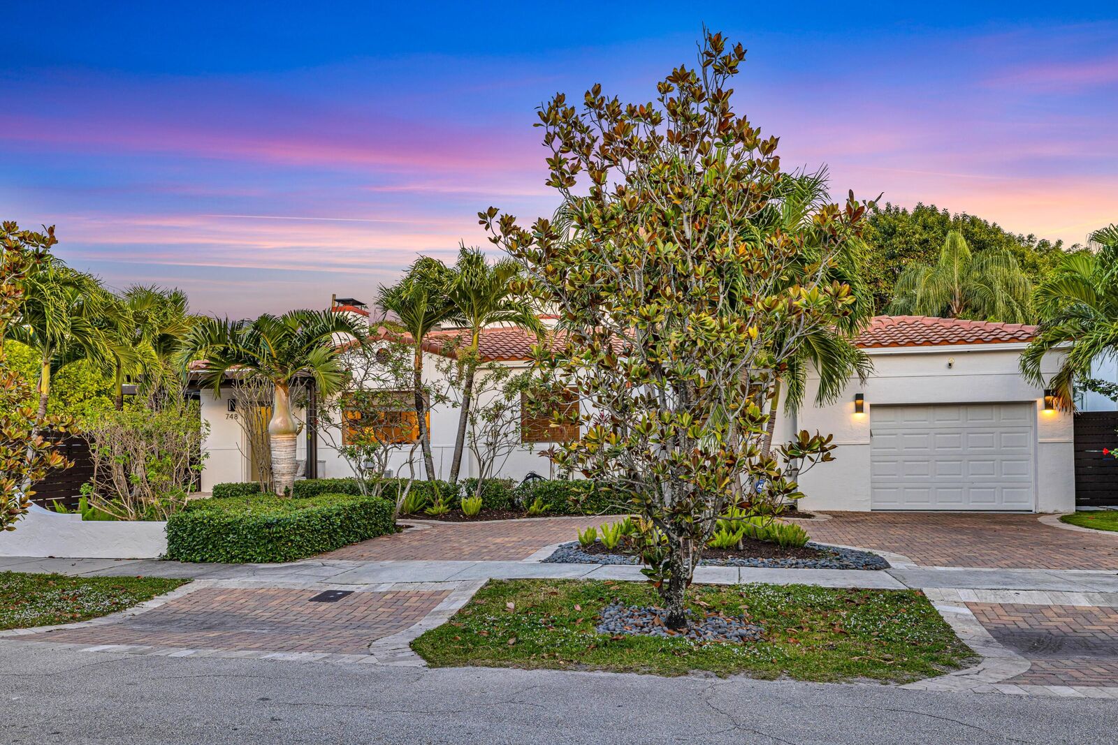 Property Photo:  748 NE 17th Way  FL 33304 