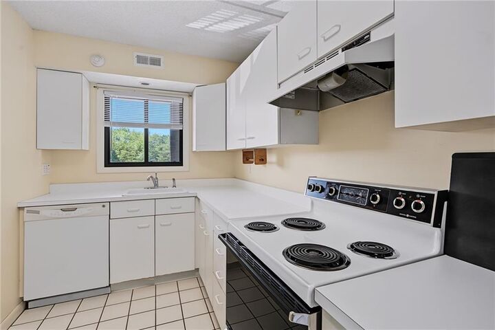 Property Photo: 650 East Greenwich Avenue 7-207 RI 02893