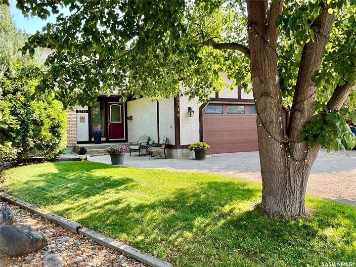 Property Photo:  2210 Hanover Crescent E  SK S4V 0Z6 