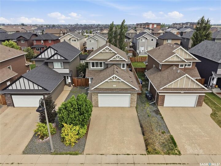 Property Photo:  207 Kolynchuk Manor  SK S7T 0W4 