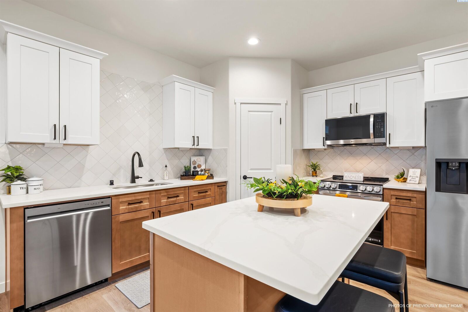 Property Photo:  5861 W 40th Ct  WA 99338 
