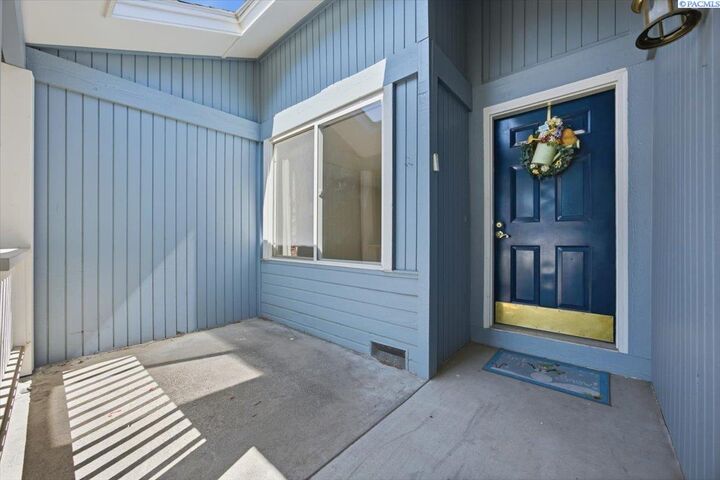Property Photo:  1711 S Kent  WA 99337 