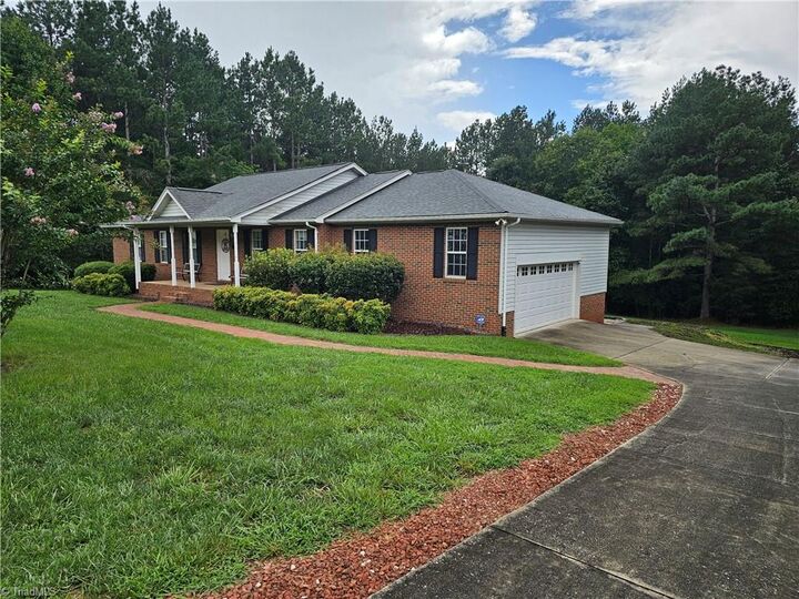 Property Photo:  306 Gardner Point Drive  NC 28678 