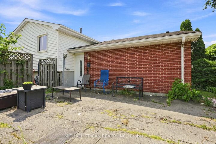 Property Photo:  8 Brendan Court  ON L8T 4R4 