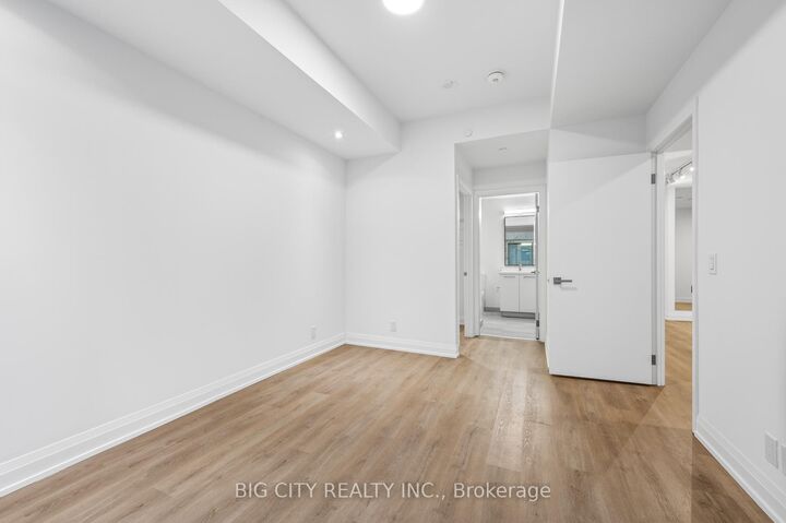 Property Photo:  36 Brentcliffe Road M04  ON M4G 0E1 
