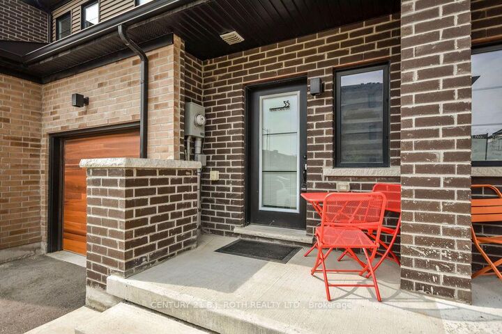 Property Photo:  35 Pumpkin Corner Crescent  ON L9J 0T5 