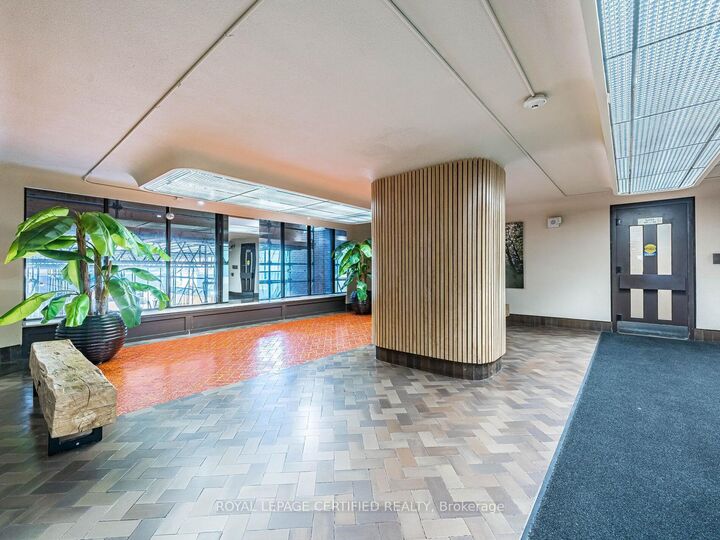 Photo de la propriété: 1 Massey Square 1208 ON M4C 5L4
