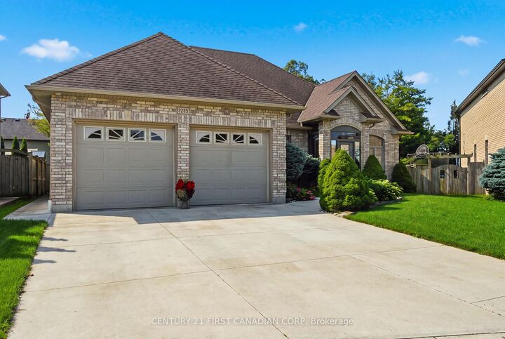 Property Photo: 2285 Lilac Avenue ON N6K 5E1