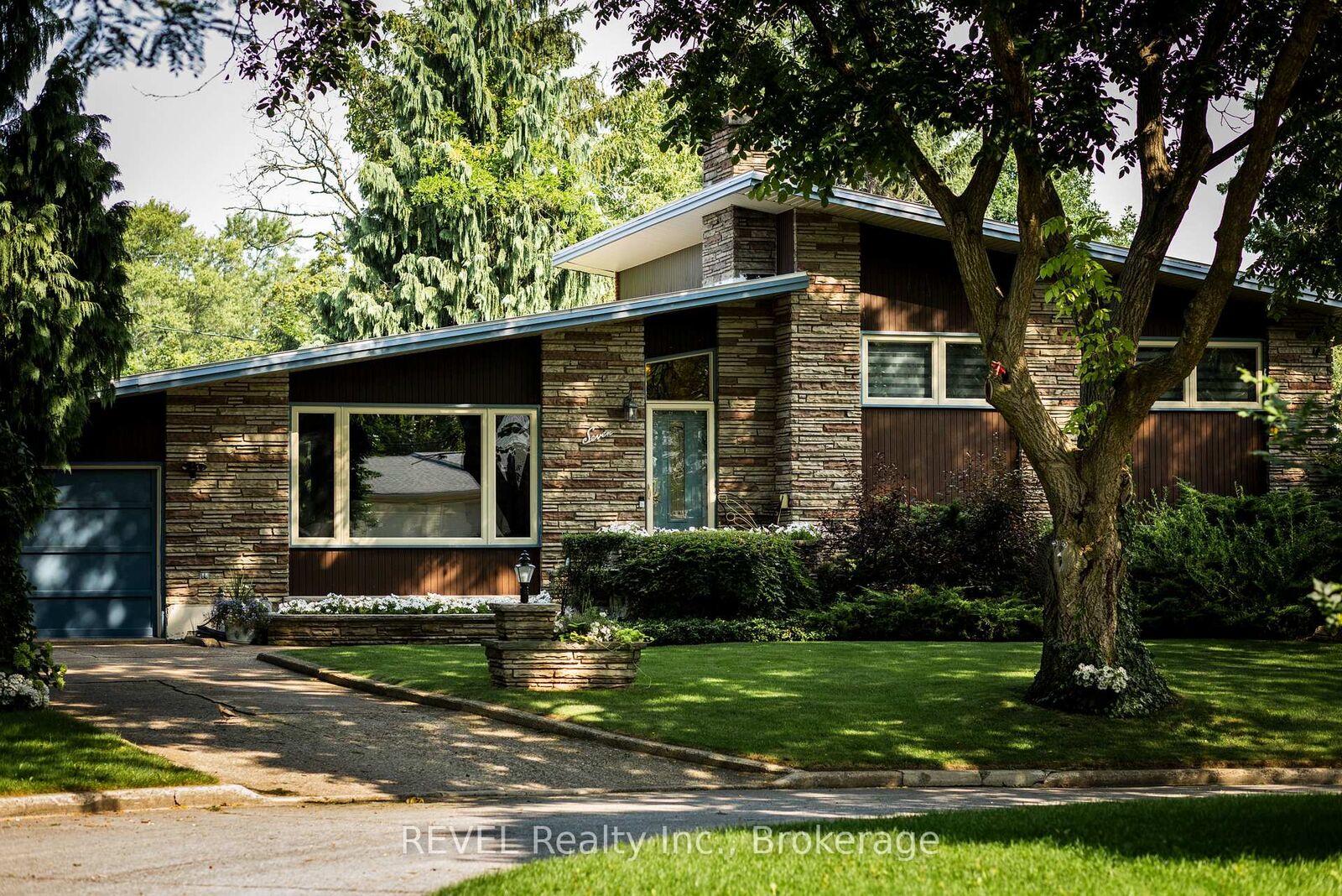 Property Photo: 7 Glenayr Place ON L2T 2A2