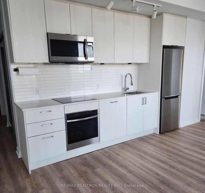 Property Photo: 1928 Lake Shore Boulevard W 1516 ON M6S 0B1