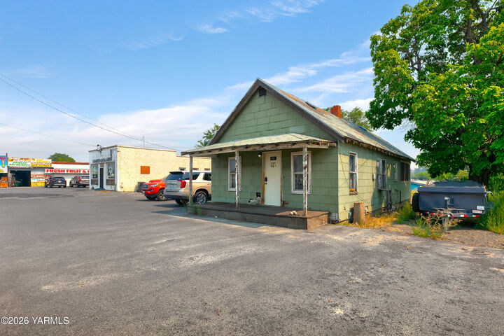 Property Photo: 4001 Main St WA 98903