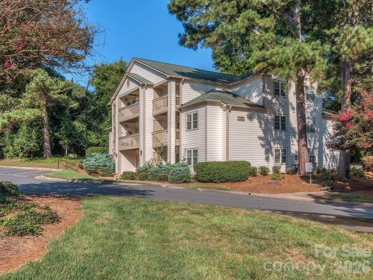 Property Photo:  1052 Churchill Downs Court  NC 28211 