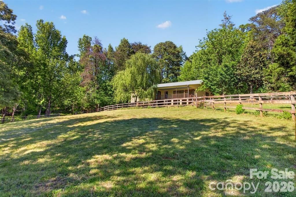 Property Photo: 3205 Collinsville Road NC 28722