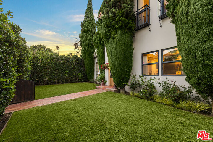 Property Photo: 725 Oxford Ave CA 90292