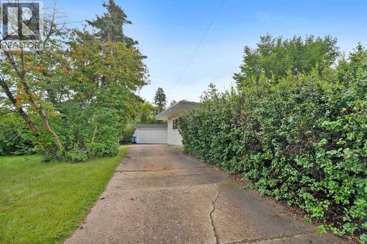 Property Photo: 5009 41 Street Close AB T4G 1H8