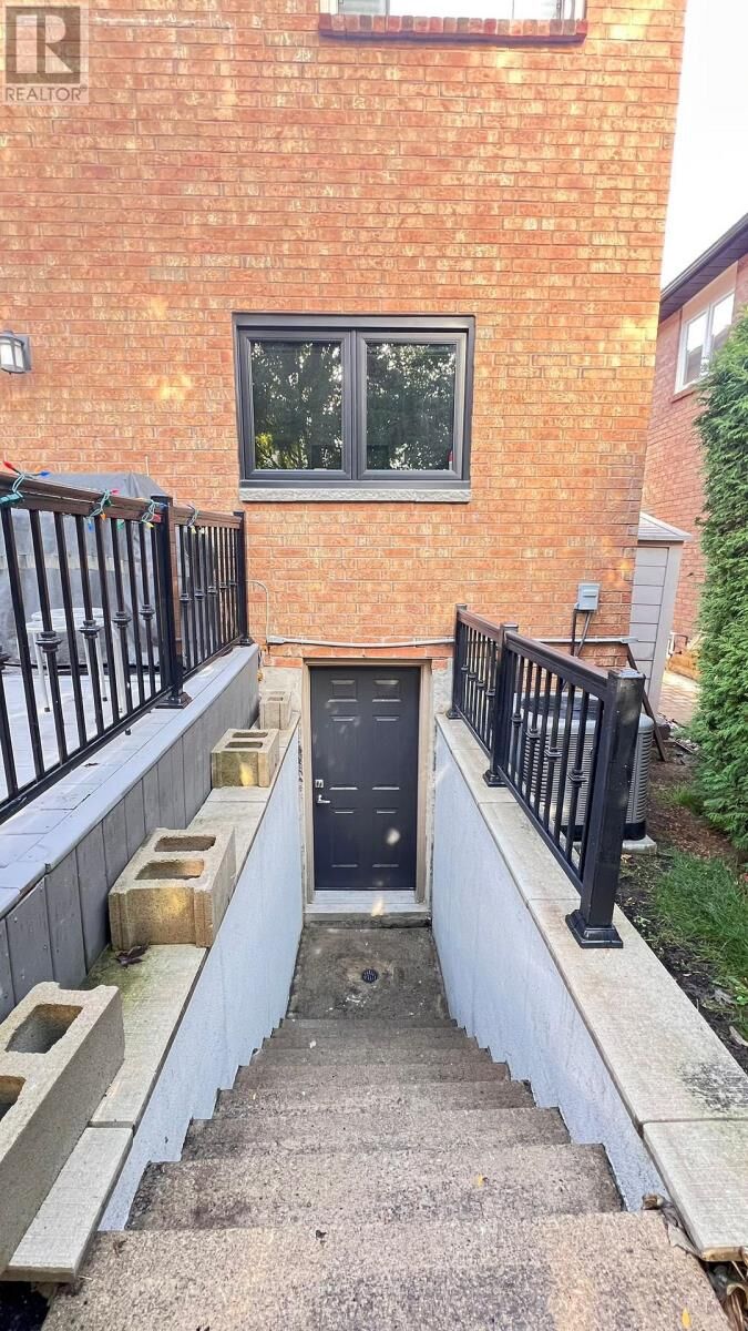 Property Photo:  1534 Hollywell Avenue  ON L5N 4P5 