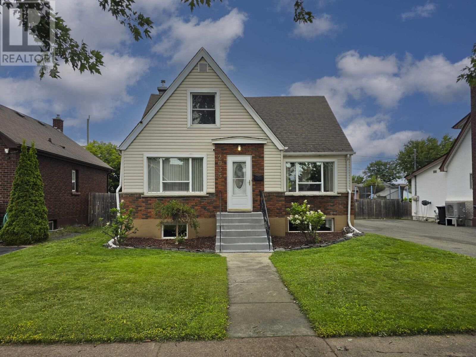 Property Photo: 2035 Hamilton Ave ON P7E 4Y3