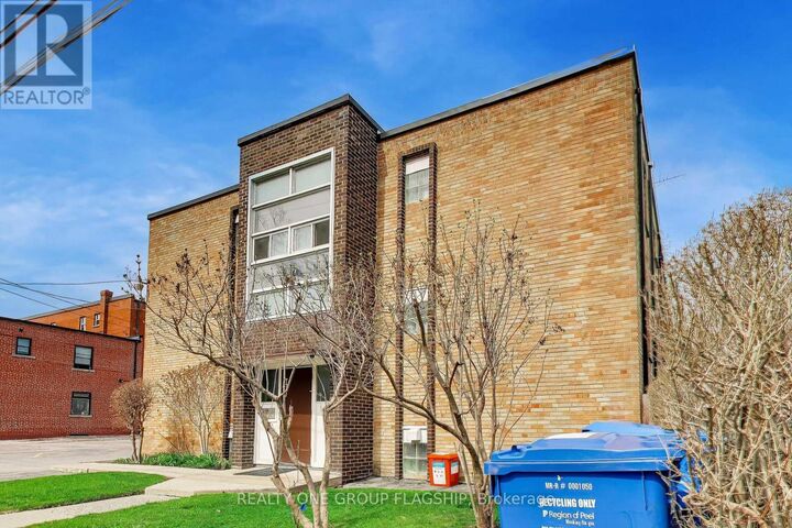 Property Photo:  7 Elmwood Avenue South 9  ON L5G 3J6 