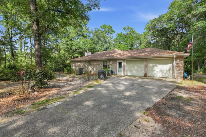 Property Photo: 6932 Summit Place FL 32570