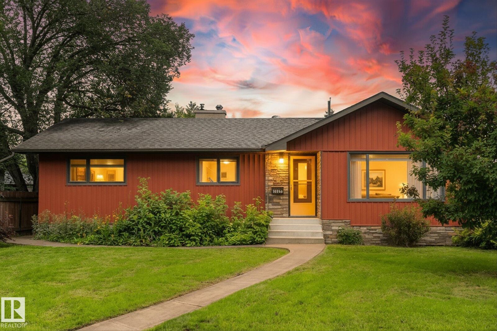 Property Photo:  15930 93 Avenue NW  AB T5R 5H5 