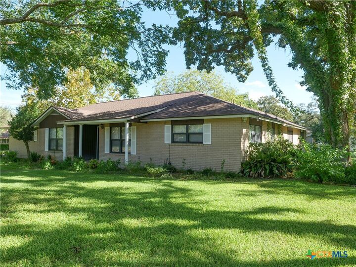 Property Photo:  1209 E Morgan  TX 77954 