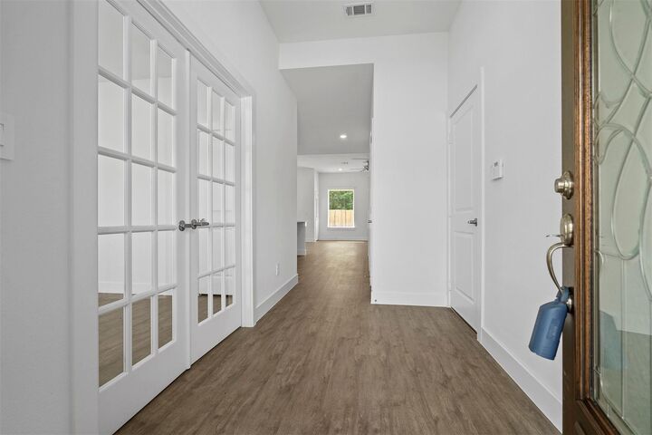 Property Photo: 906 Golden Willow TX 77304