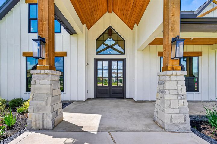 Property Photo: 8 Little Sorrell Court TX 77377