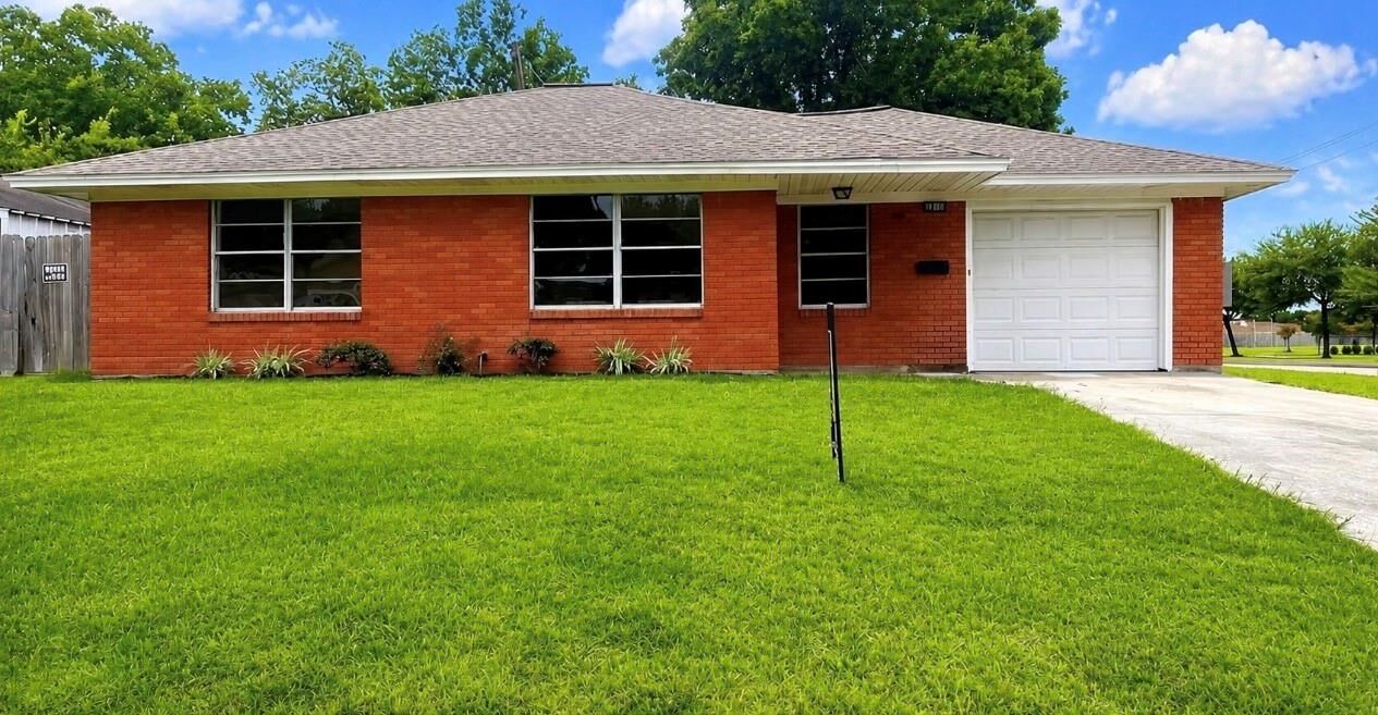 Property Photo:  2102 Blueberry Lane  TX 77502 