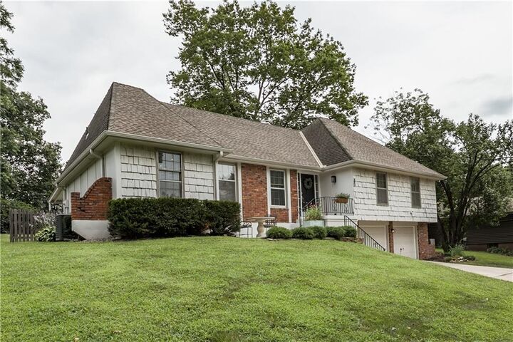 Property Photo: 522 E 129th Terrace MO 64145