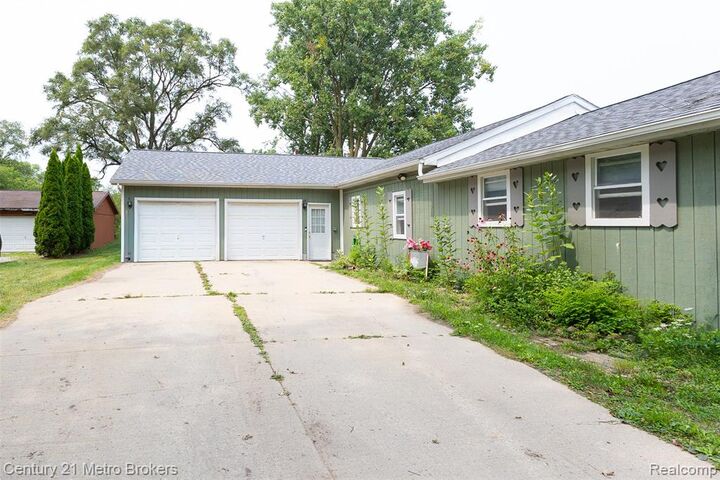 Property Photo:  3063 Stockbridge Street  MI 48506 2164 