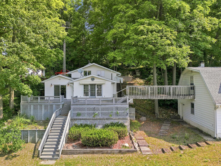 Property Photo: 18934 Hillview Boulevard MI 49305