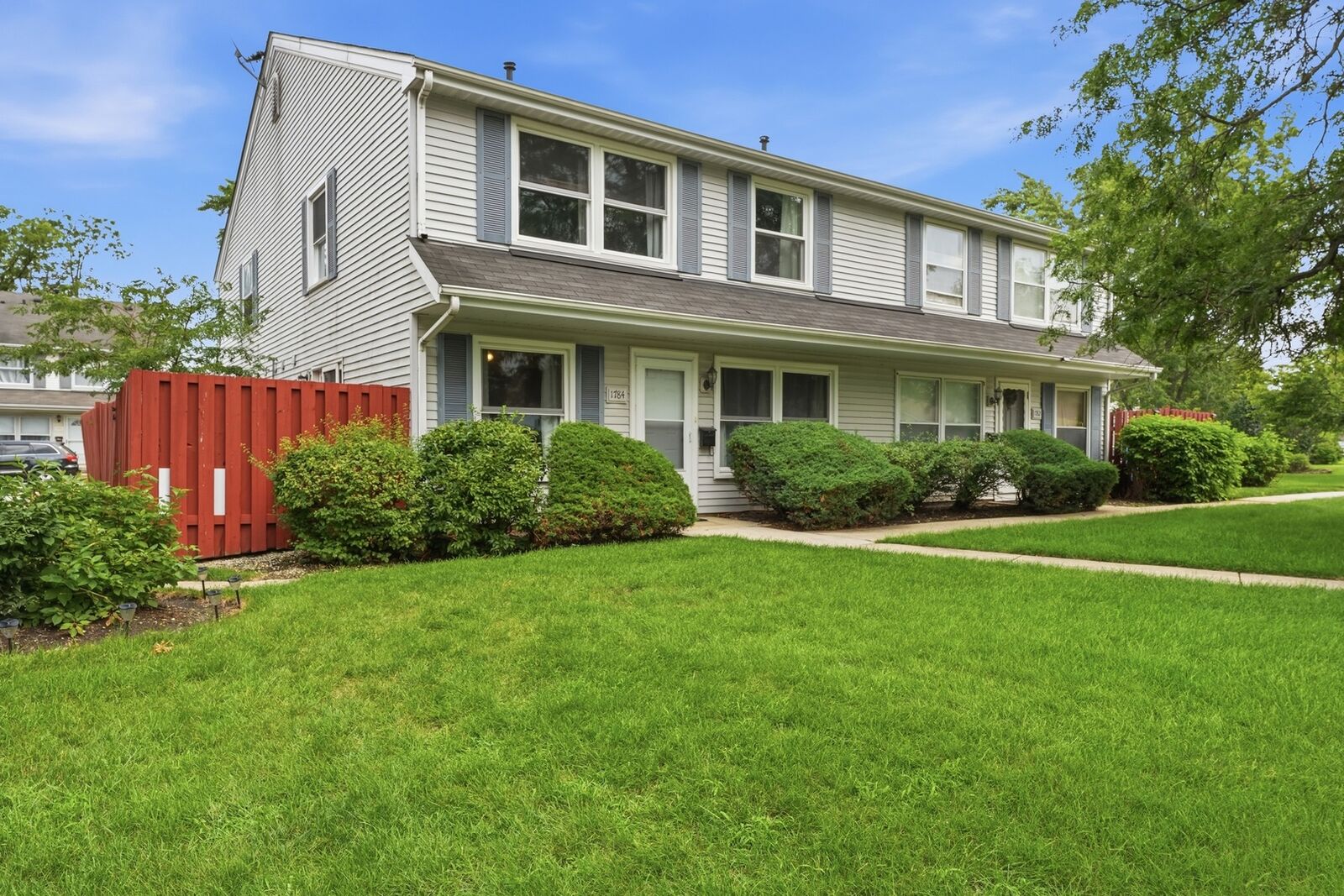 Property Photo: 1784 Queensbury Circle 5714 IL 60169