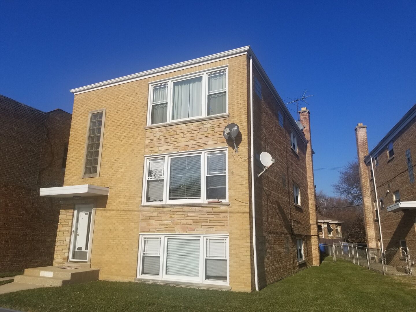 Property Photo:  5910 W Higgins Avenue 1  IL 60630 