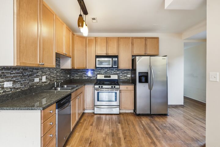 Property Photo: 1469 E 69th Street 2 IL 60637
