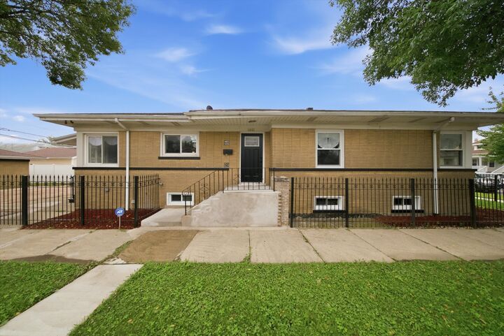 Property Photo:  6601 S Francisco Avenue  IL 60629 